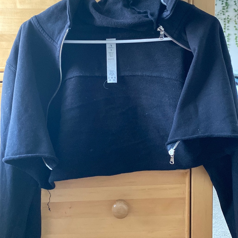 BLACK CROPPED HOODIE